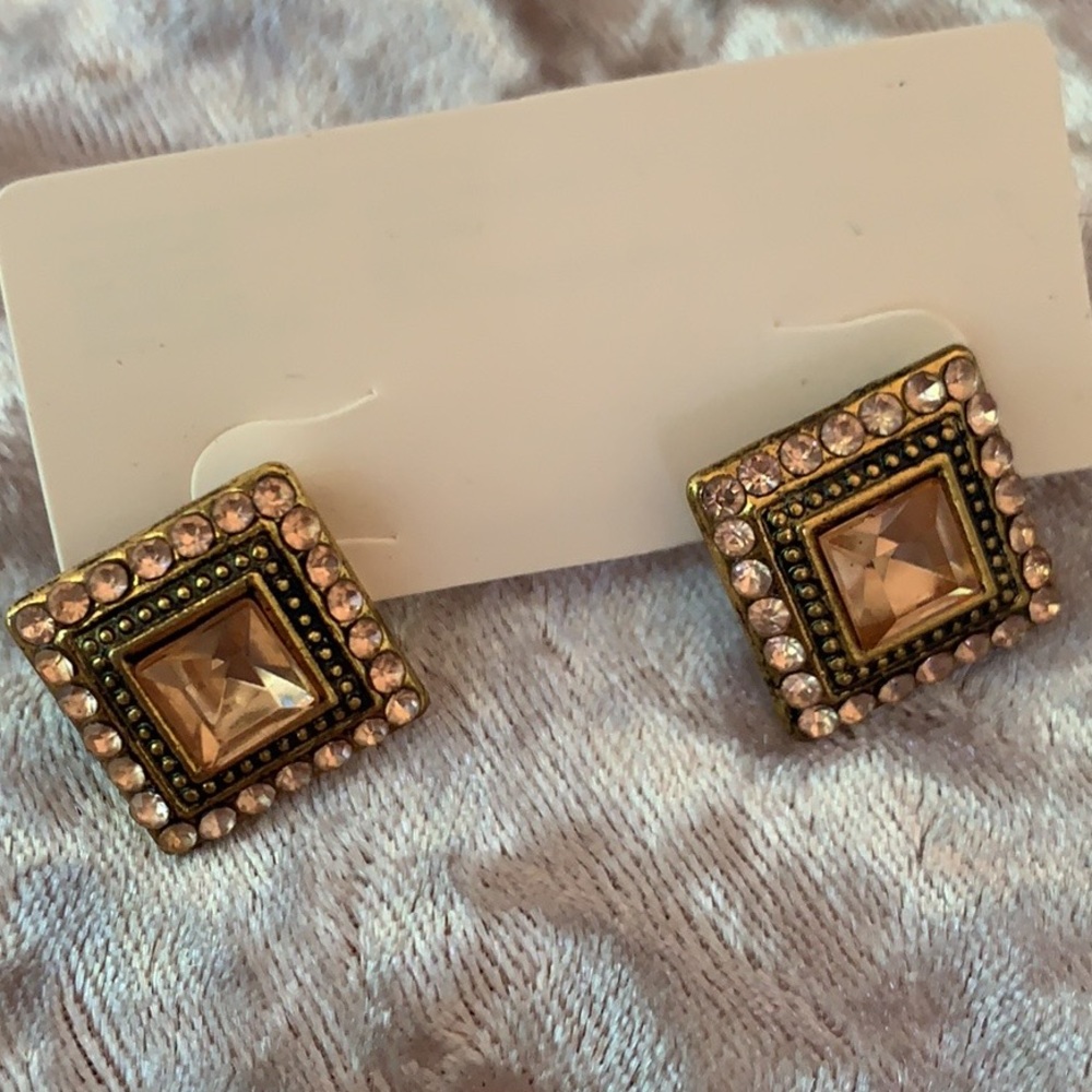 NEW 💗 Peach Jewel Bohemian stud earrings